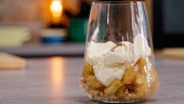 Trifle mit Apfelkompott, Hafercrumble und Whiskeycreme