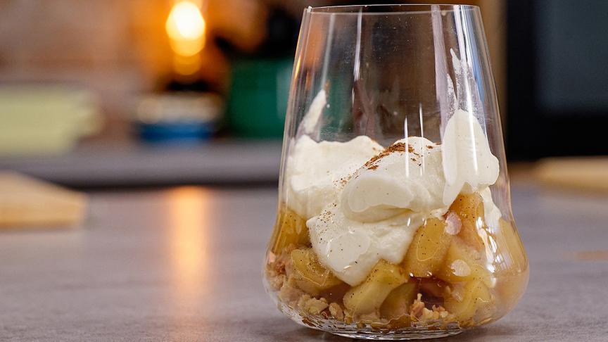 Trifle mit Apfelkompott, Hafercrumble und Whiskeycreme