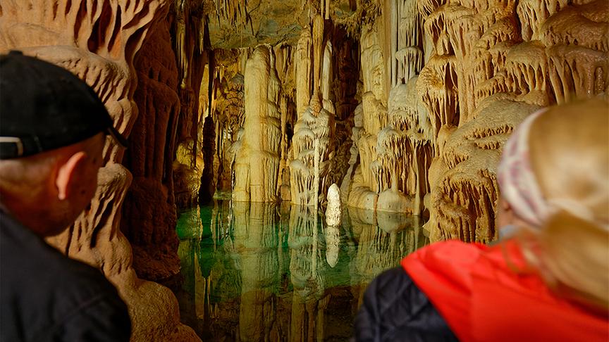 Silvia erkundet mit Fritz Geissler die Tropfsteinhöhle Katerloch.