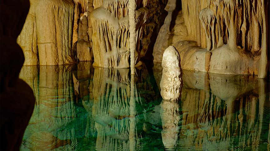 Silvia erkundet mit Fritz Geissler die Tropfsteinhöhle Katerloch.