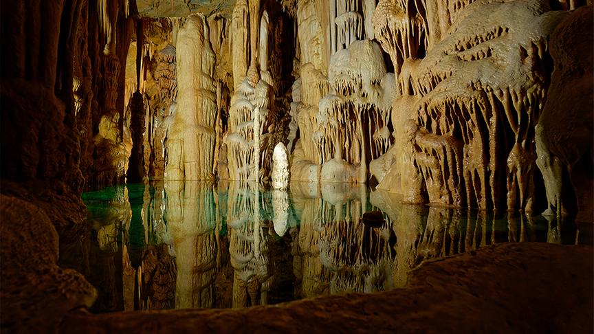 Silvia erkundet mit Fritz Geissler die Tropfsteinhöhle Katerloch.