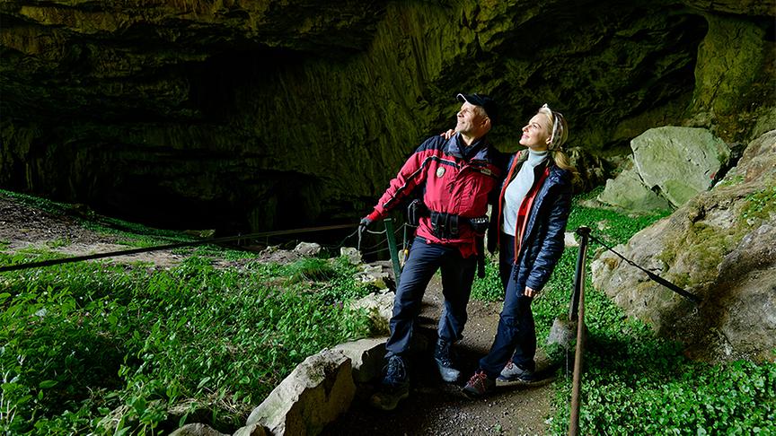 Silvia erkundet mit Fritz Geissler die Tropfsteinhöhle Katerloch.