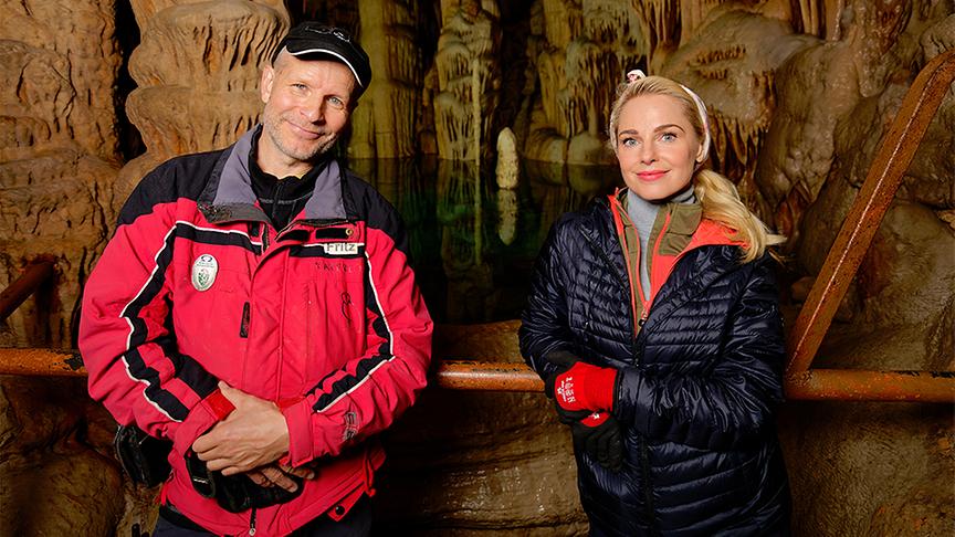 Silvia erkundet mit Fritz Geissler die Tropfsteinhöhle Katerloch.