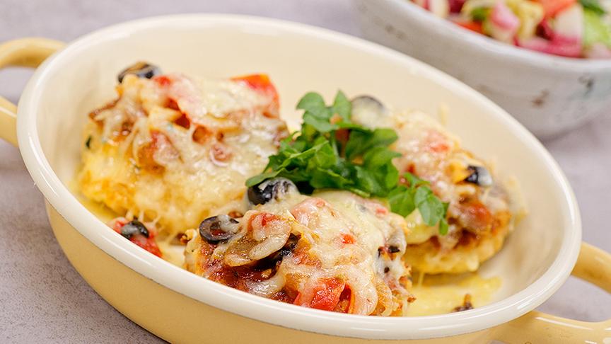© Foto: ORF/ Silvia Schneider GmbH/ Juraj Melicher Überbackene Kaspressknödel und Paradeiserragout mit Oliven und sommerlichem Blattsalat