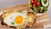 Überbackenes Frischkäsebrot mit Kräuter-Pesto und Spiegelei