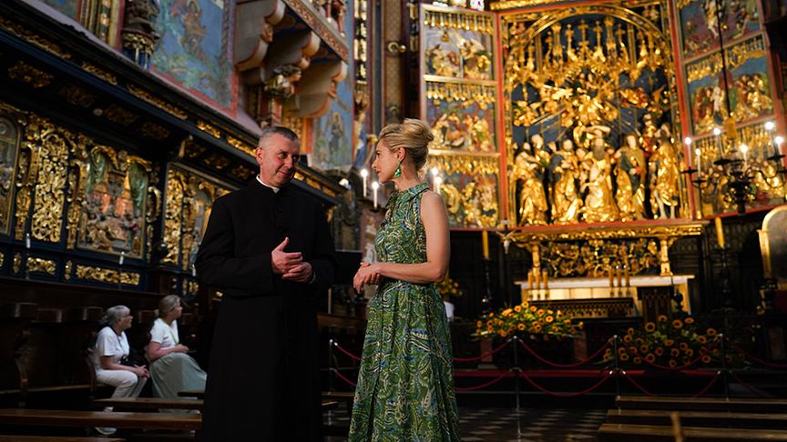In der Marienkirche (im Bild: Silvia Schneider mit Ks. Mariusz Slonina).