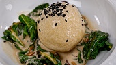 Vegetarische Topinambur-Grammelknödel mit warmem Mangold-Salat und Schwarzkümmel-Sauce