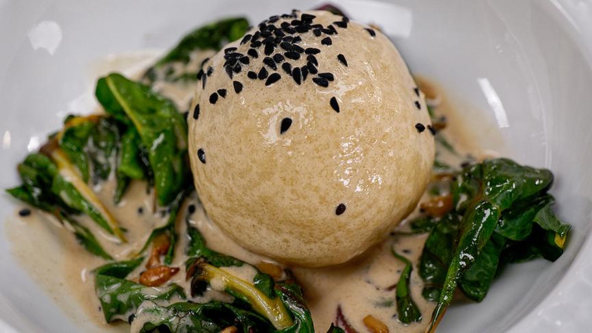 Vegetarische Topinambur-Grammelknödel mit warmem Mangold-Salat und Schwarzkümmel-Sauce