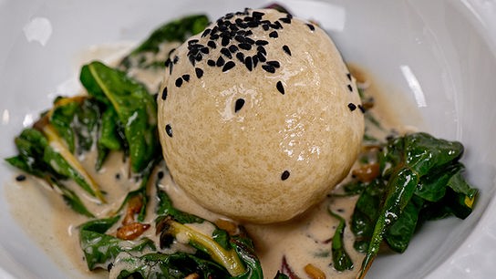 © ORF/ Silvia Schneider GmbH/ Juraj Melicher Vegetarische Topinambur-Grammelknödel mit warmem Mangold-Salat und Schwarzkümmel-Sauce