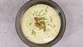 © Foto: ORF/ Silvia Schneider GmbH/ Juraj Melicher Vichyssoise mit gepickeltem grünem Spargel