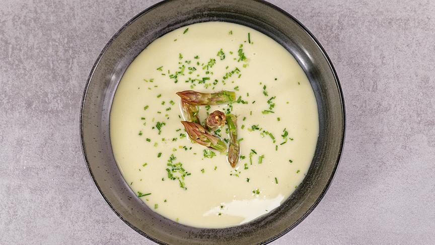 © Foto: ORF/ Silvia Schneider GmbH/ Juraj Melicher Vichyssoise mit gepickeltem grünem Spargel