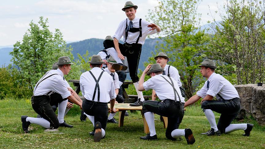 Die Volkstanzgruppe Enzian aus Furth besucht Silvia auf der Enzianhütte.