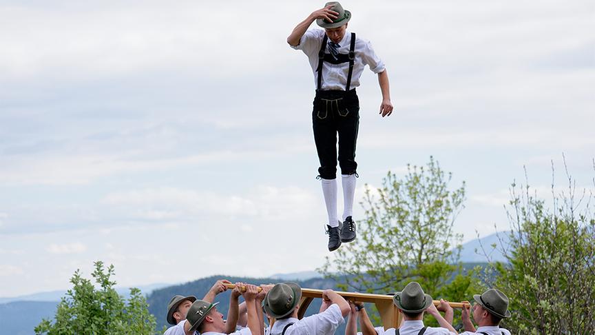 Die Volkstanzgruppe Enzian aus Furth besucht Silvia auf der Enzianhütte.
