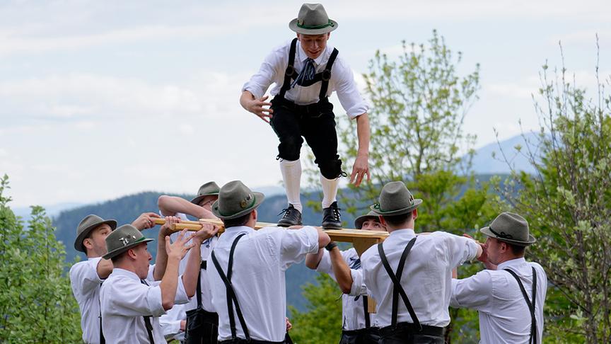 Die Volkstanzgruppe Enzian aus Furth besucht Silvia auf der Enzianhütte.