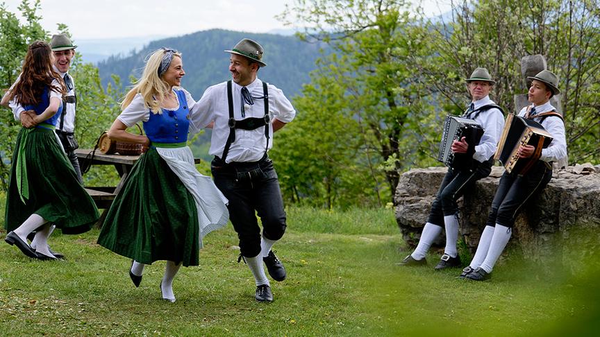 Die Volkstanzgruppe Enzian aus Furth besucht Silvia auf der Enzianhütte.