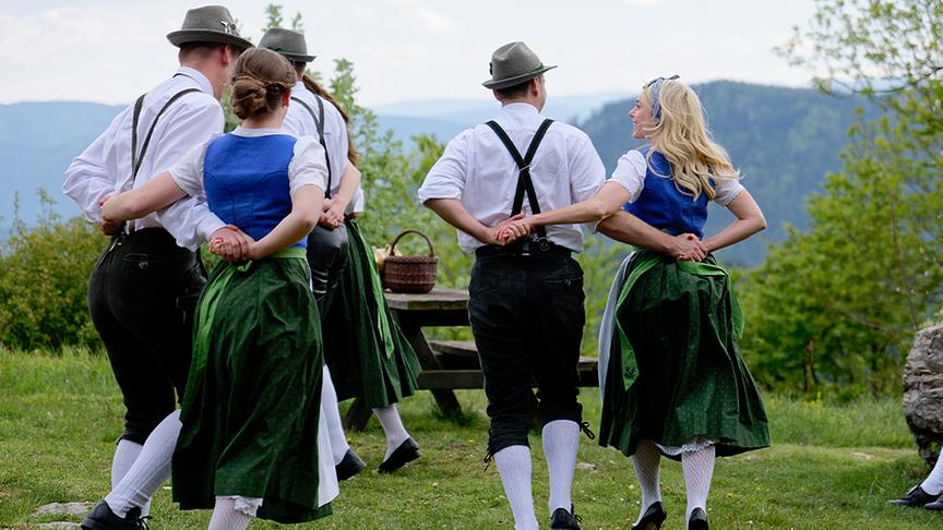 Die Volkstanzgruppe Enzian aus Furth besucht Silvia auf der Enzianhütte.