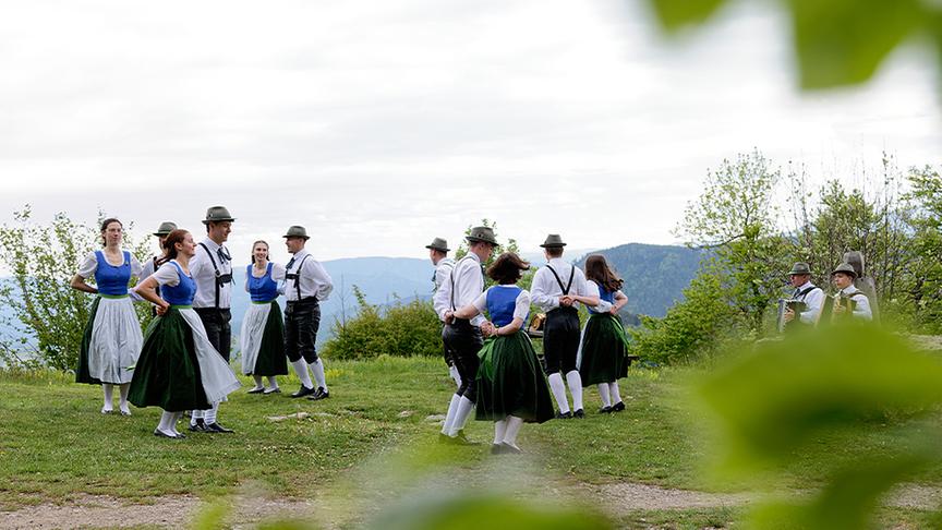 Die Volkstanzgruppe Enzian aus Furth besucht Silvia auf der Enzianhütte.