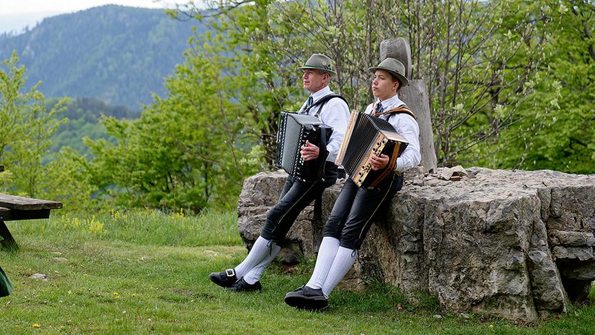 Die Volkstanzgruppe Enzian aus Furth besucht Silvia auf der Enzianhütte.