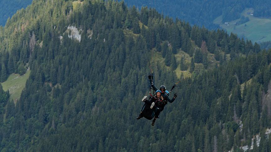 Silvia flies into the valley with the paraglider (in the picture with Lukas Ratz)