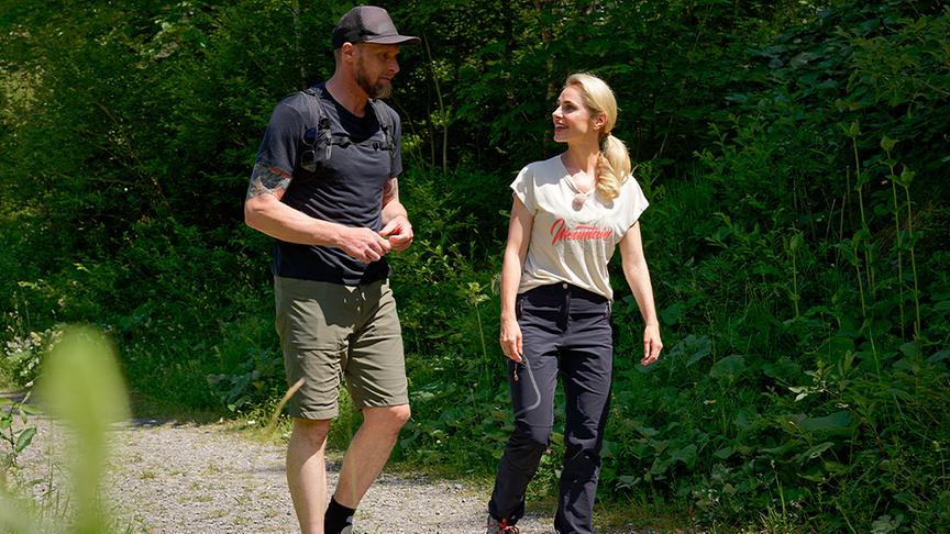 Silvia geht mit dem ehemaligen Ski-Rennläufer Marco Bühel wandern.