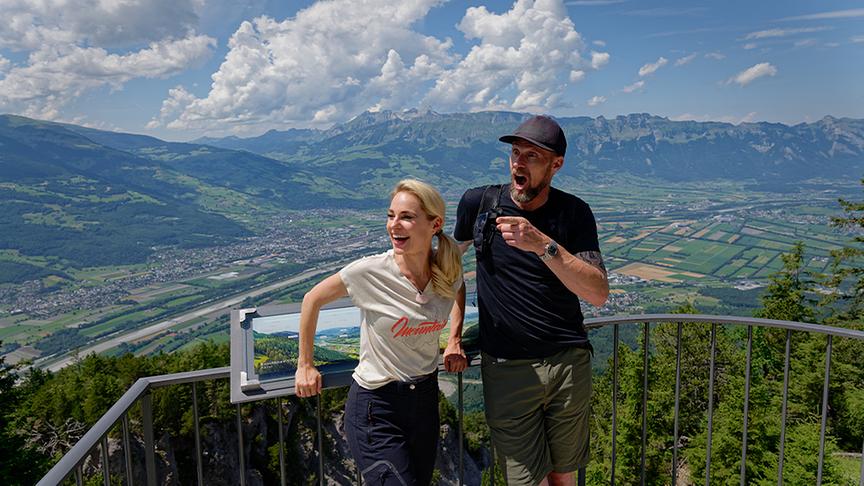 Silvia geht mit dem ehemaligen Ski-Rennläufer Marco Bühel wandern.