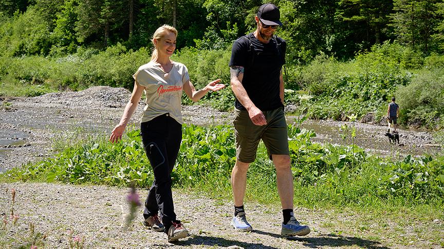 Silvia geht mit dem ehemaligen Ski-Rennläufer Marco Bühel wandern.