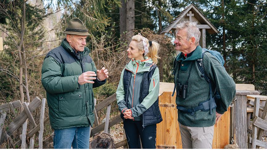 Silvia wandert mit Hubert Plenninger & Hans Knaus am Baumhoroskopweg.