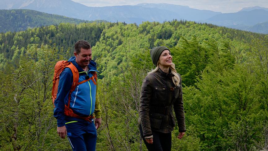 Silvia wandert mit Willibald Gruber zur Enzianhütte am Kieneck.
