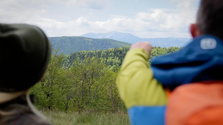 Silvia wandert mit Willibald Gruber zur Enzianhütte am Kieneck.