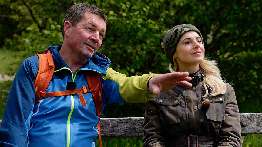 Silvia wandert mit Willibald Gruber zur Enzianhütte am Kieneck.