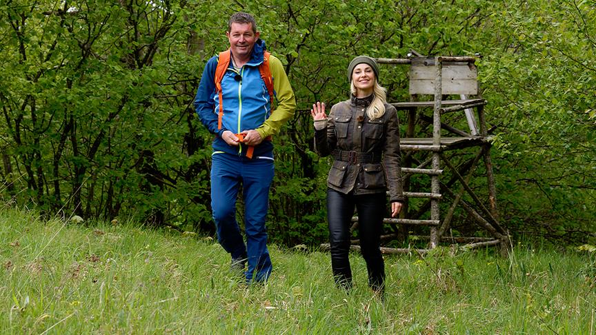 Silvia wandert mit Willibald Gruber zur Enzianhütte am Kieneck.