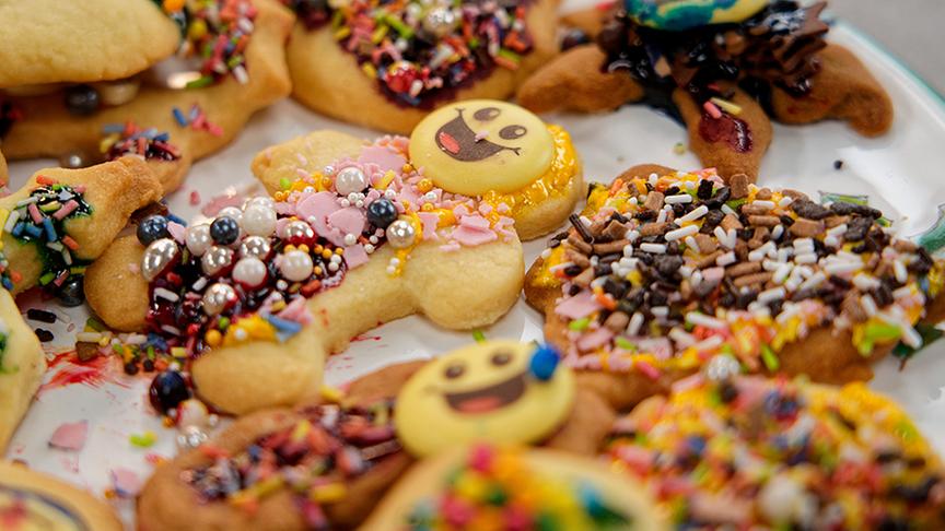 Silvia bäckt Weihnachtskekse mit Kindern