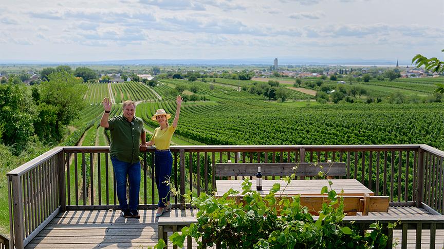 Michael Allacher begleitet Silvia am Weinwanderweg Gols.