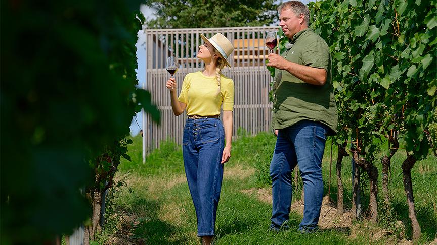 Michael Allacher begleitet Silvia am Weinwanderweg Gols.