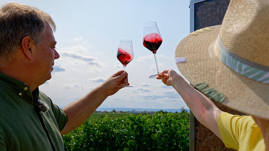 Michael Allacher begleitet Silvia am Weinwanderweg Gols.