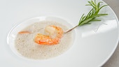 Weiße Bohnensuppe mit Garnelenspieß