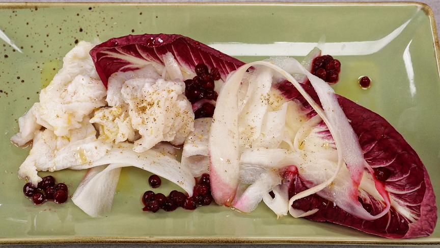 © Foto: ORF/ Silvia Schneider GmbH/ Juraj Melicher Wels-Ceviche mit Preiselbeeren, Rettich & Radicchio