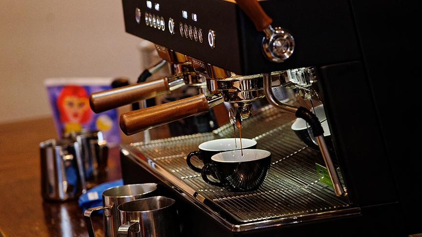 © Foto: Simeon Baker Silvia bei Barista Michael Haller.