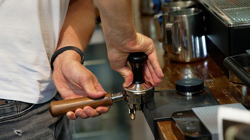 © Foto: Simeon Baker Silvia bei Barista Michael Haller.