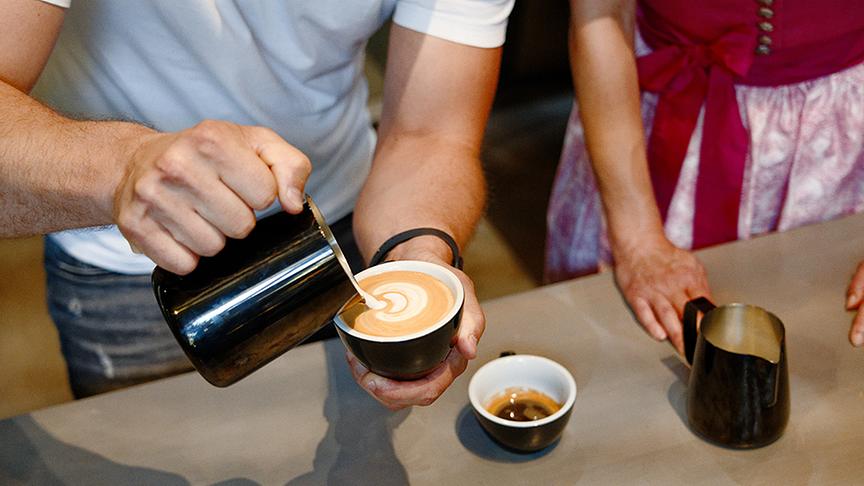 © Foto: Simeon Baker Silvia bei Barista Michael Haller.
