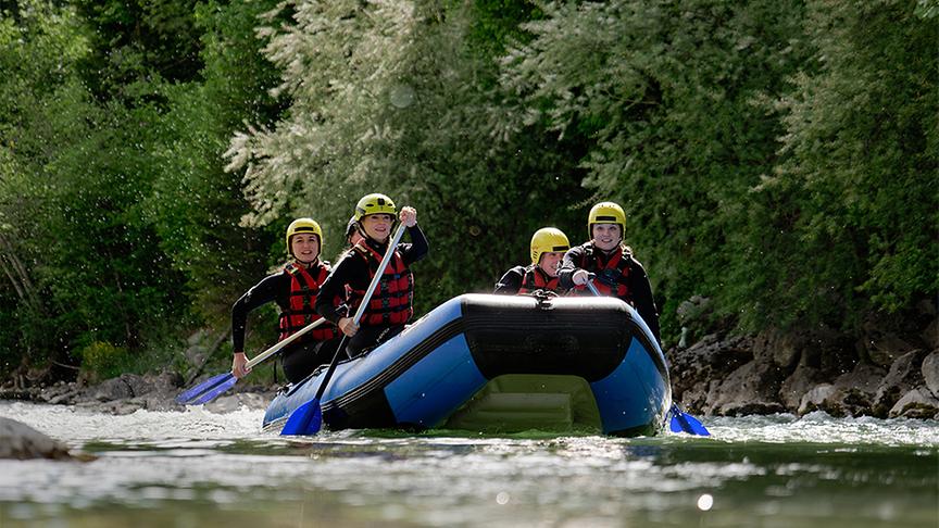 © ORF/ Silvia Schneider GmbH/ Juraj Melicher Silvia beim Wildwasser Rafting an der Saalach
