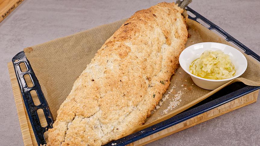 Wolfsbarsch in der Salzkruste mit Fenchel-Limettensalat