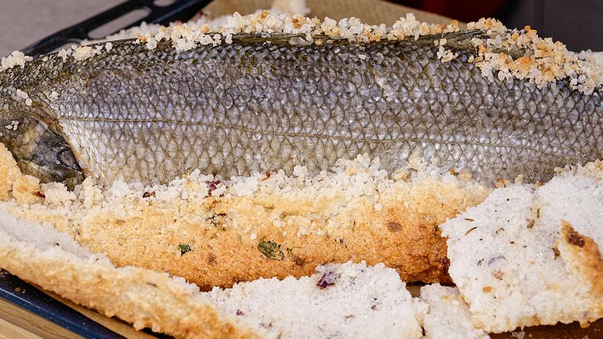 Wolfsbarsch in der Salzkruste mit Fenchel-Limettensalat