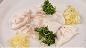 Wolfsbarsch in der Salzkruste mit Fenchel-Limettensalat