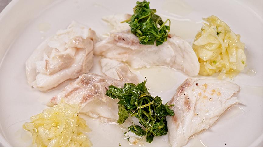 © ORF/ Silvia Schneider GmbH/ Juraj Melicher Wolfsbarsch in der Salzkruste mit Fenchel-Limettensalat