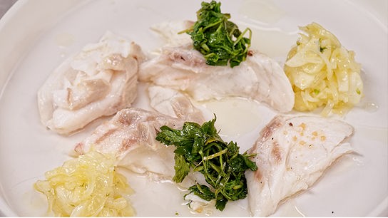 © ORF/ Silvia Schneider GmbH/ Juraj Melicher Wolfsbarsch in der Salzkruste mit Fenchel-Limettensalat