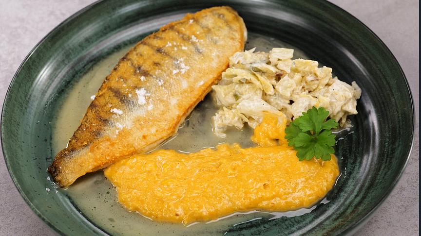 © Foto: ORF/ Silvia Schneider GmbH/ Juraj Melicher Zanderfilet mit Zitronenbutter, Rahmwirsing und frischer Polenta