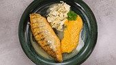 Zanderfilet mit Zitronenbutter, Rahmwirsing und frischer Polenta