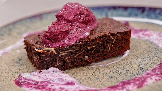 Zick Zack Brownie mit Mandeln und Heidelbeerblitzeis