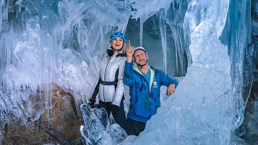 © Foto: Simeon Baker Silvia besucht eine Eishöhle.